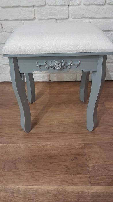 Taboret szary...