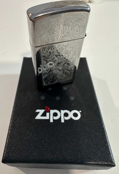 Isqueiro Zippo Venetian cromado.