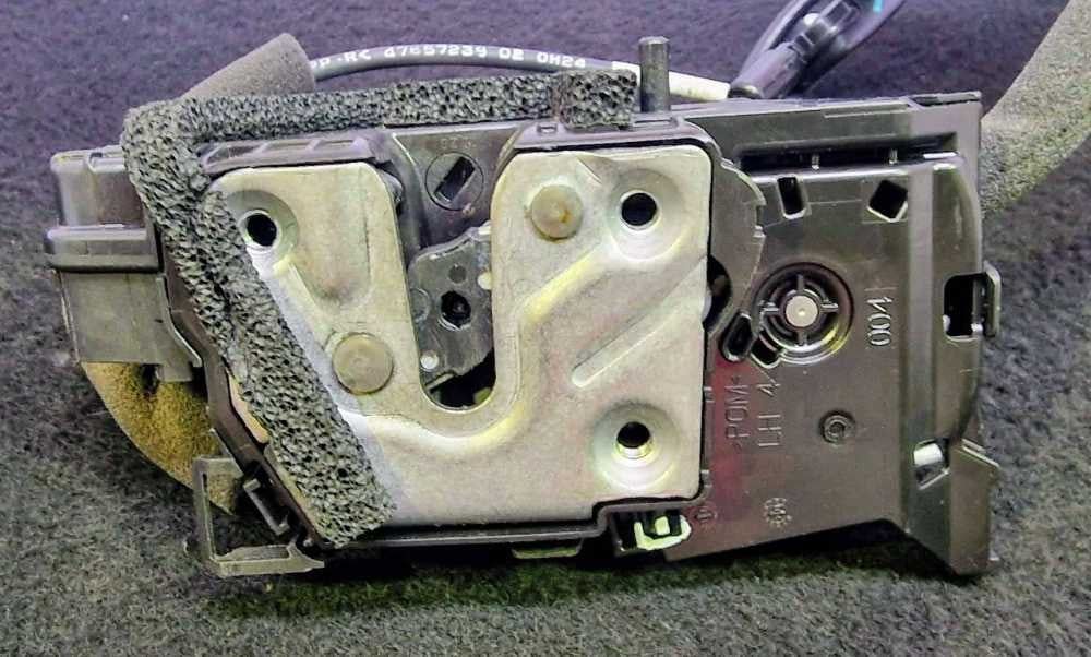 Fechadura / Fecho Porta Trás Esquerdo 825033289R - RENAULT TWINGO III