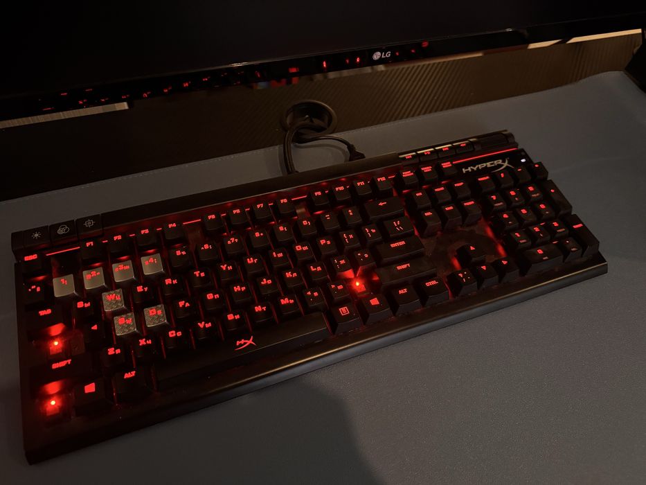 Механічна ігрова клавіатура HyperX Alloy Elite з червоними свічами