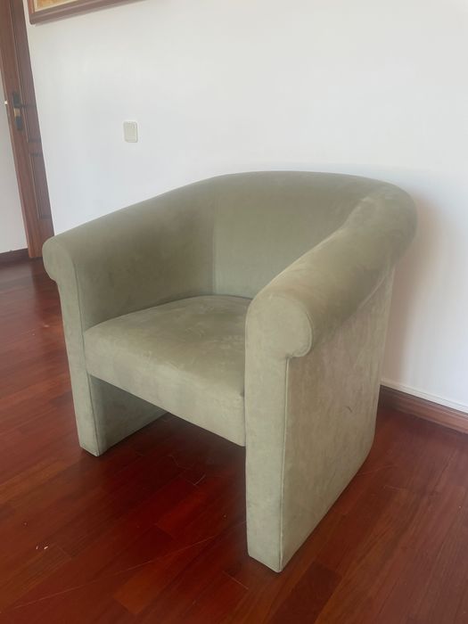 Poltrona de veludo esverdeado