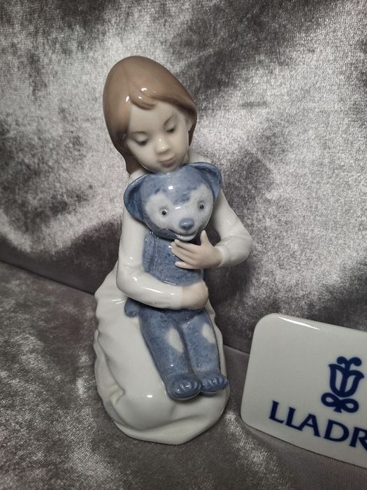 Porcelanowa figurka NAO Lladró dziewczynka z misiem