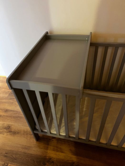 Łóżeczko dziecięce z przewijakiem