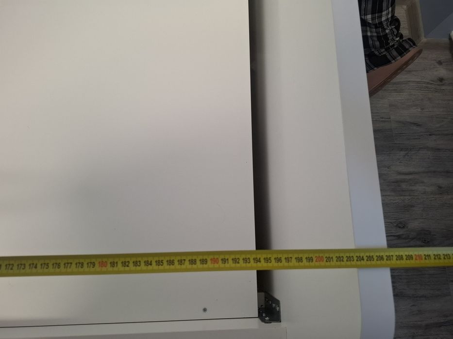 Białe łóżko z szufladami