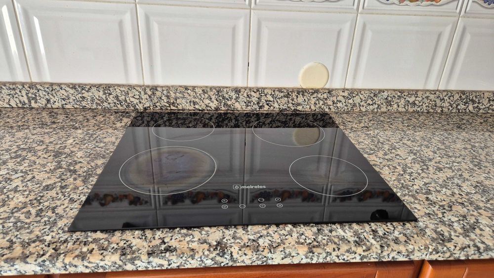 Mobilia de cozinha, mesa, cadeiras e eletrodomésticos