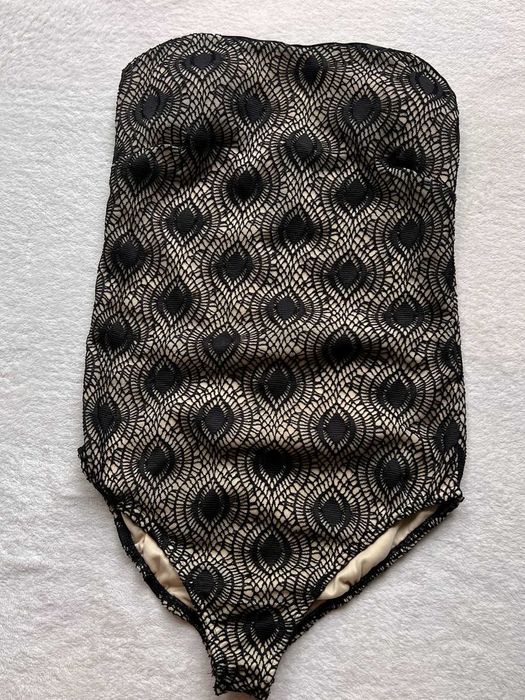 Eleganckie body perełka modowa Fashion Nova szydełkowy wzór nude & black vintage - rozm. M