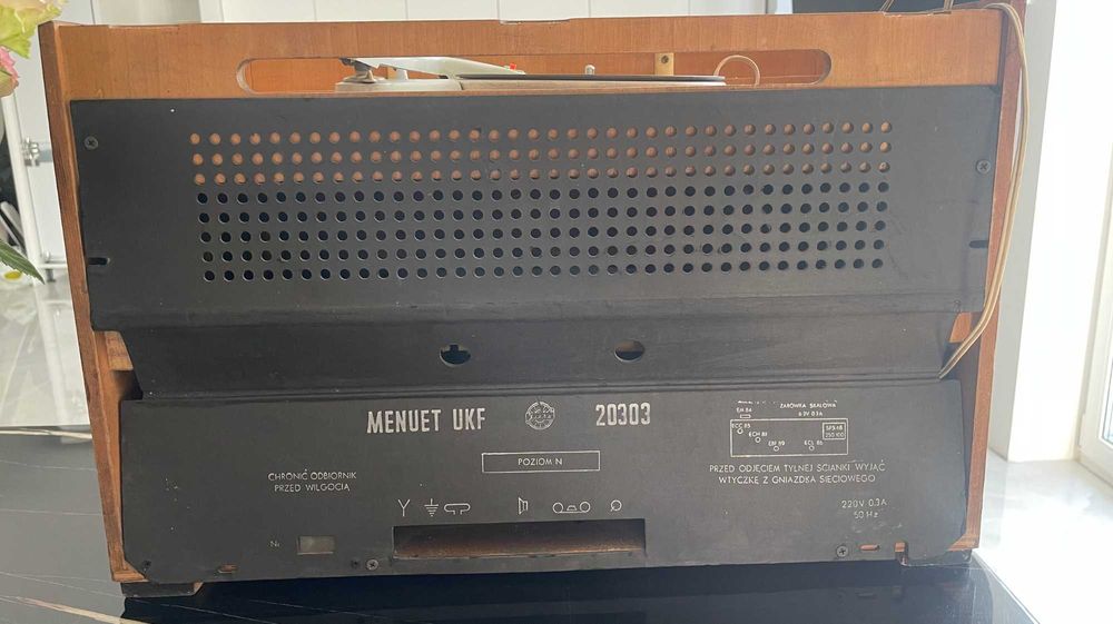 Stare radio Menuet UKF z gramofonem z 1964 r