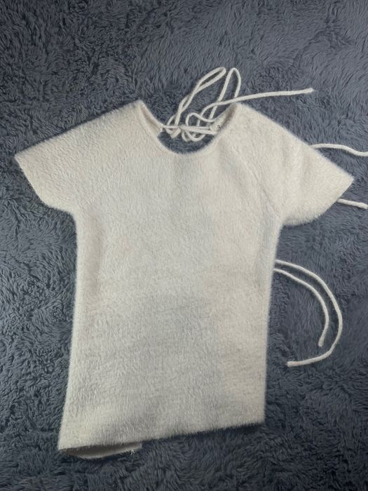 Śliczny puszysty biały sweter crop top z odkrytymi plecami i wiązaniem