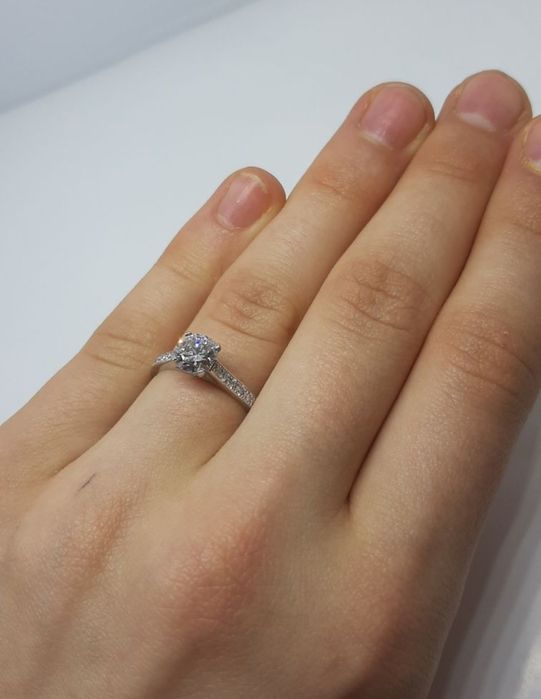 Золота каблучка, центральний натуральний діамант 1,03 ct