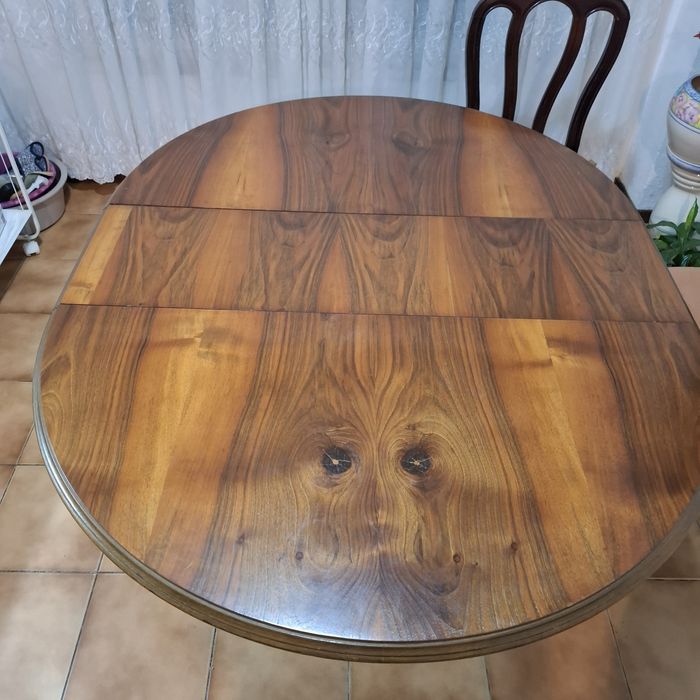 Living Room Table in Excellent Condition Plus 4 Chairs64739571808003120