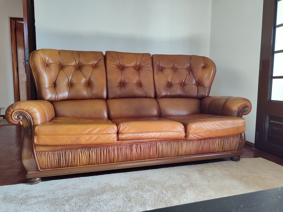 Conjunto sofás pele