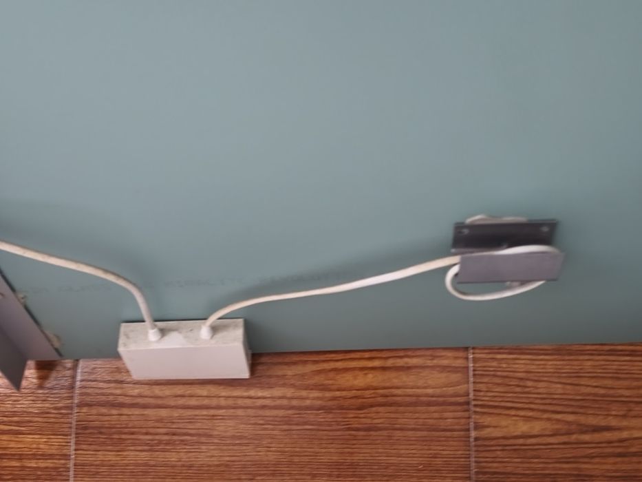 Espelho com luz integrada. Pequenos defeitos