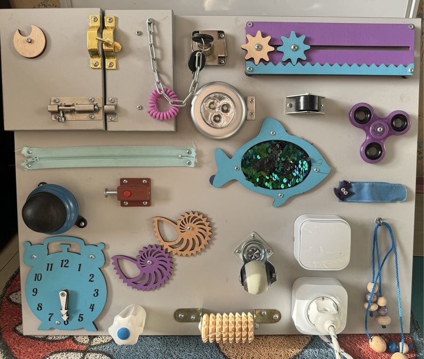 Бізіборд з дошкою для малювання