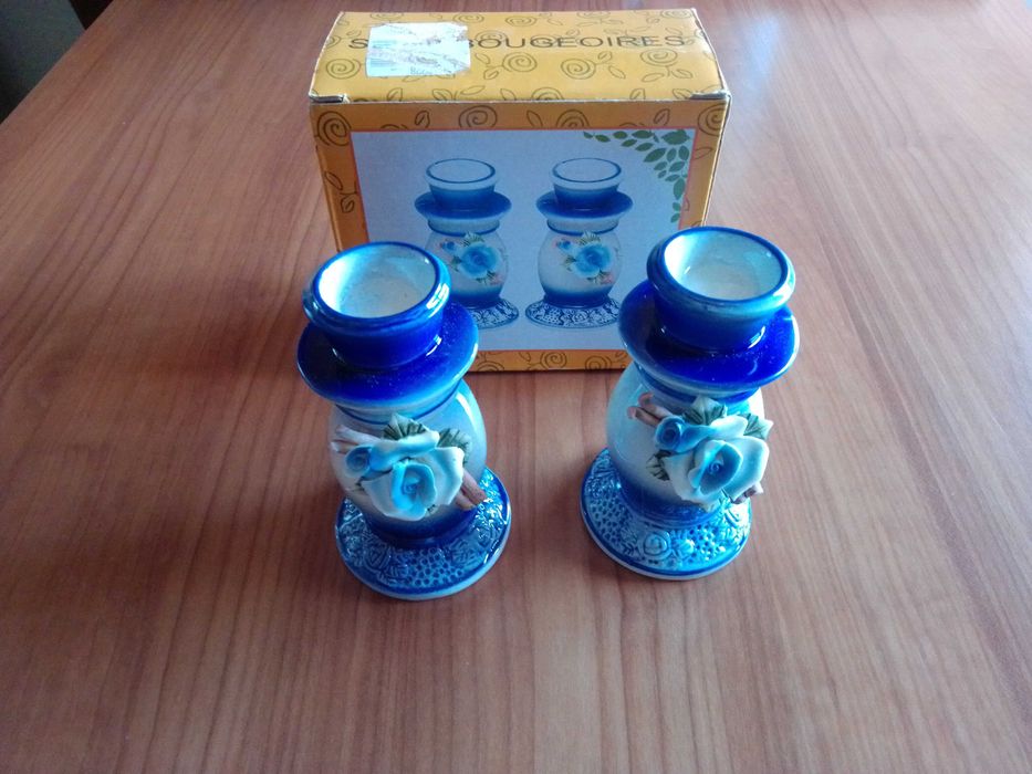 Conjunto de castiçais em loiça.