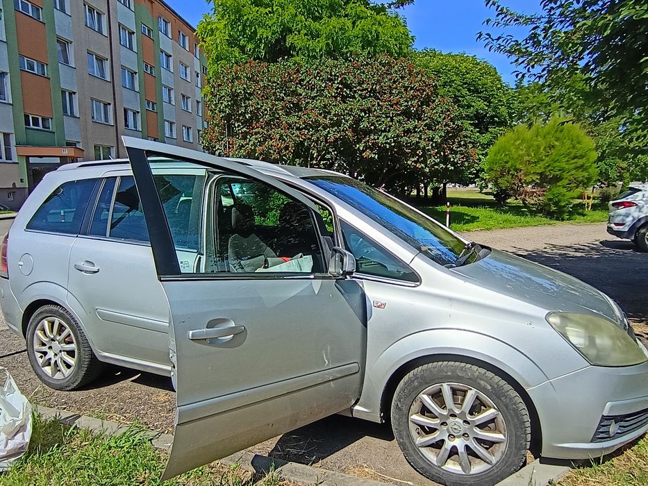 Opel Zafira  b . Uszkodzony