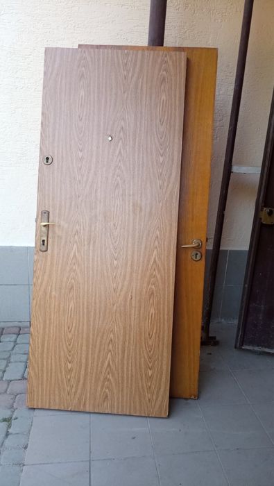 Продам вхідні деревяні двері (подвійні)