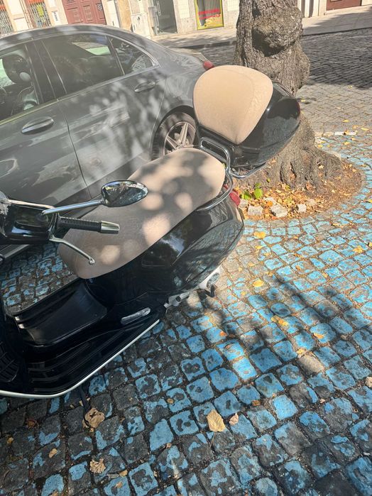 Vespa 250 GTS ie ABS, preto com mala