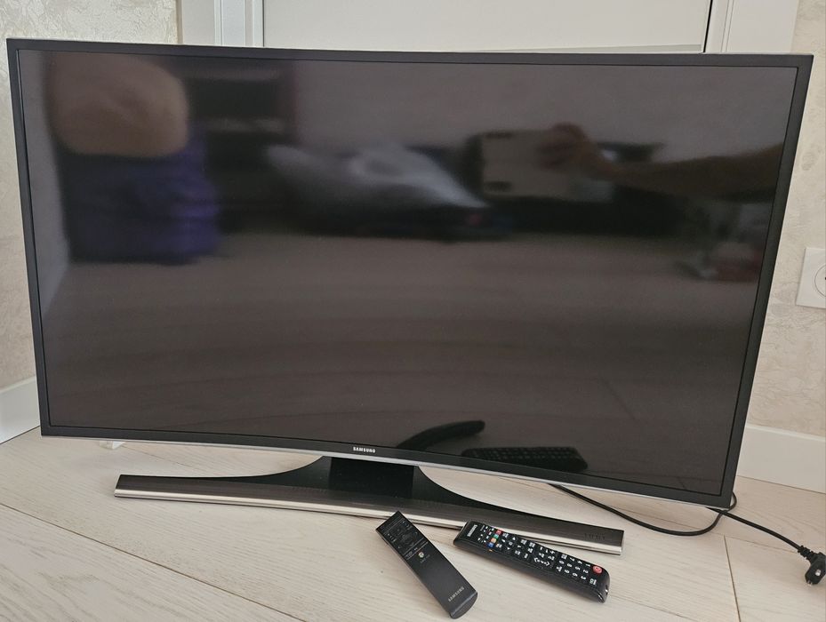 Телеввзор Samsung 40" 4k uhd curved