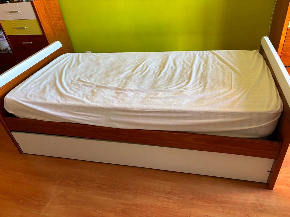 Venda de moveis de quarto juvenil -Cama Juvenil em Madeira com 2 Camas – Excelente Estado