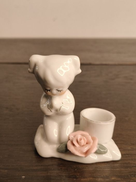 Porcelanowy figuralny świecznik z modlącą się dziewczynką i różą ²¹⁶