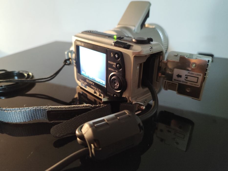 Sony Cyber-shot DSC-F505v | Lente Carl Zeiss | Ícone Retro