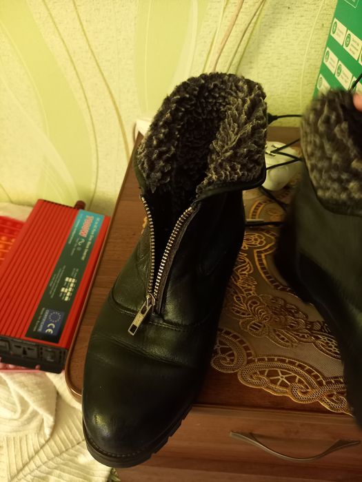 Жіночі черевики черного коляру размер 39