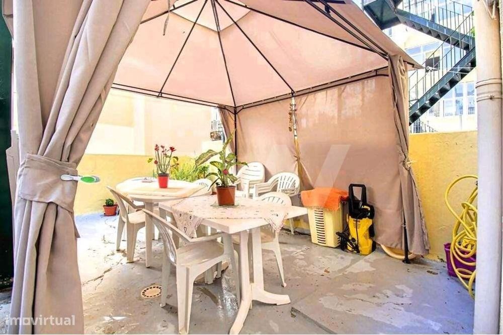 O Seu T1 Renovado e Mobilado com Terraço Privativo – Viver ou Investir — Arroios, Lisboa