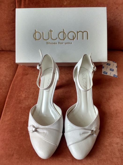 Białe buty na obcasie