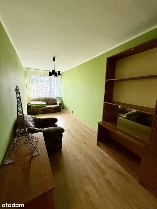 M 3 z balkonem w zielonej okolicy