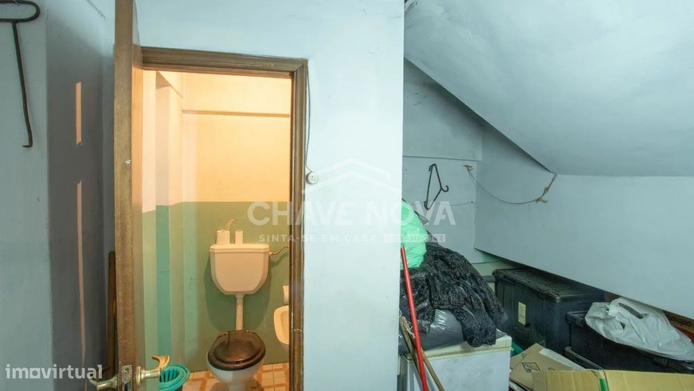 Garagem / Armazém Independente com 256m² na Avenida da República
