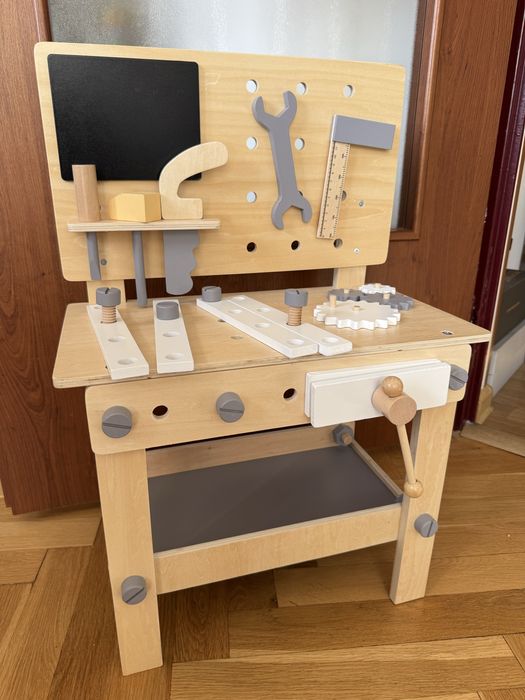 Drewniany warsztat majsterkowicza dla małego dziecka