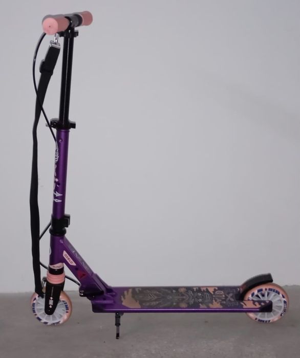 Trotinete lilas como nova