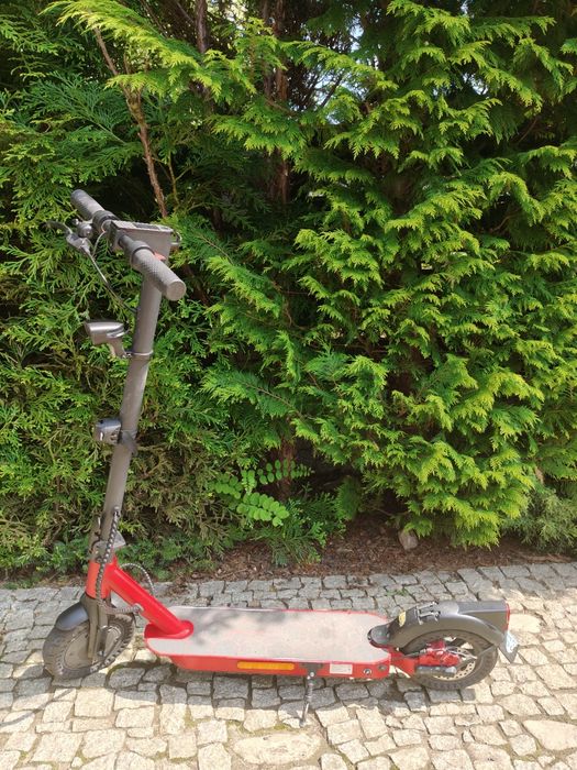 Hulajnoga elektryczna.