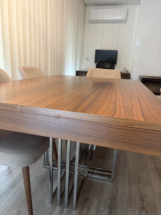 Mesa de sala de jantar em madeira de nogueira