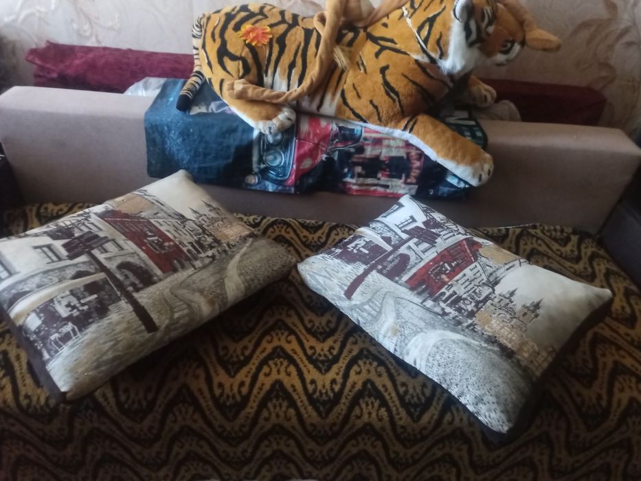 Подушки для дивану Вживані в гарному стані