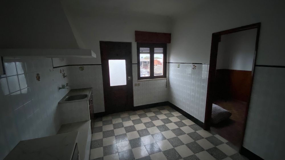 Moradia com 2 pisos independentes, garagem e quintal – Almeirim