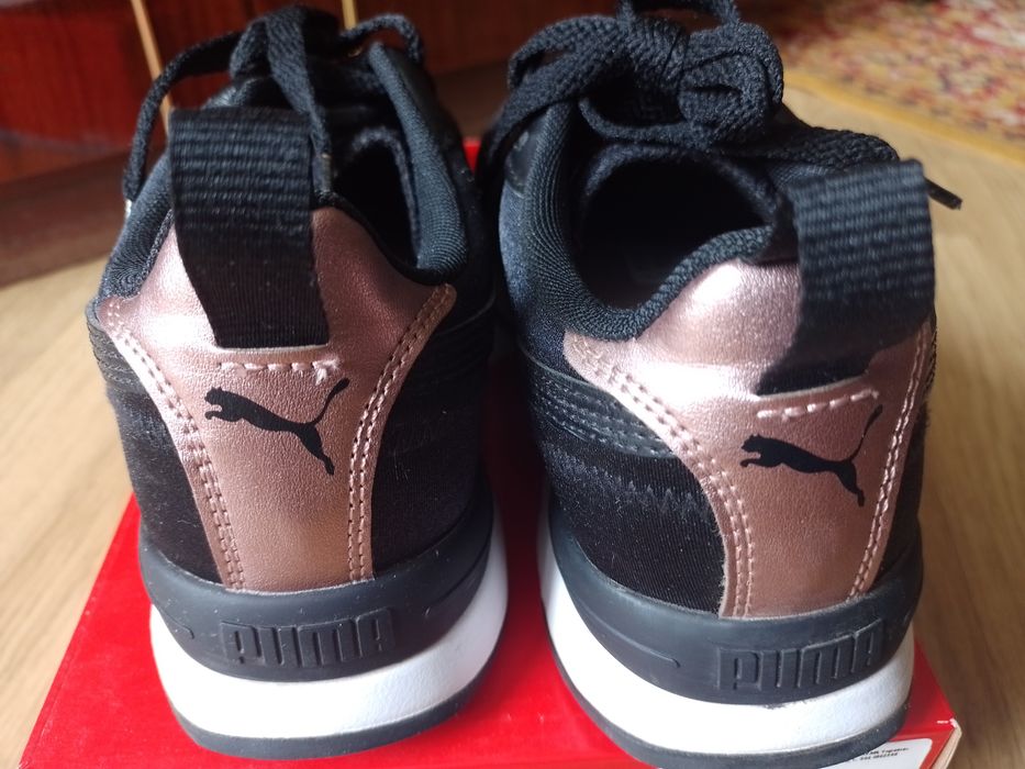 Кроссовки женские