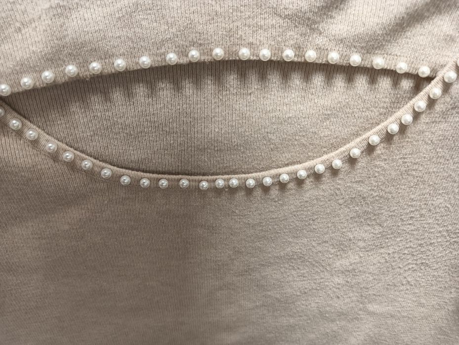 Sweter beżowy dekolt perełki