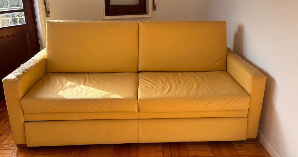 Sofá-cama amarelo