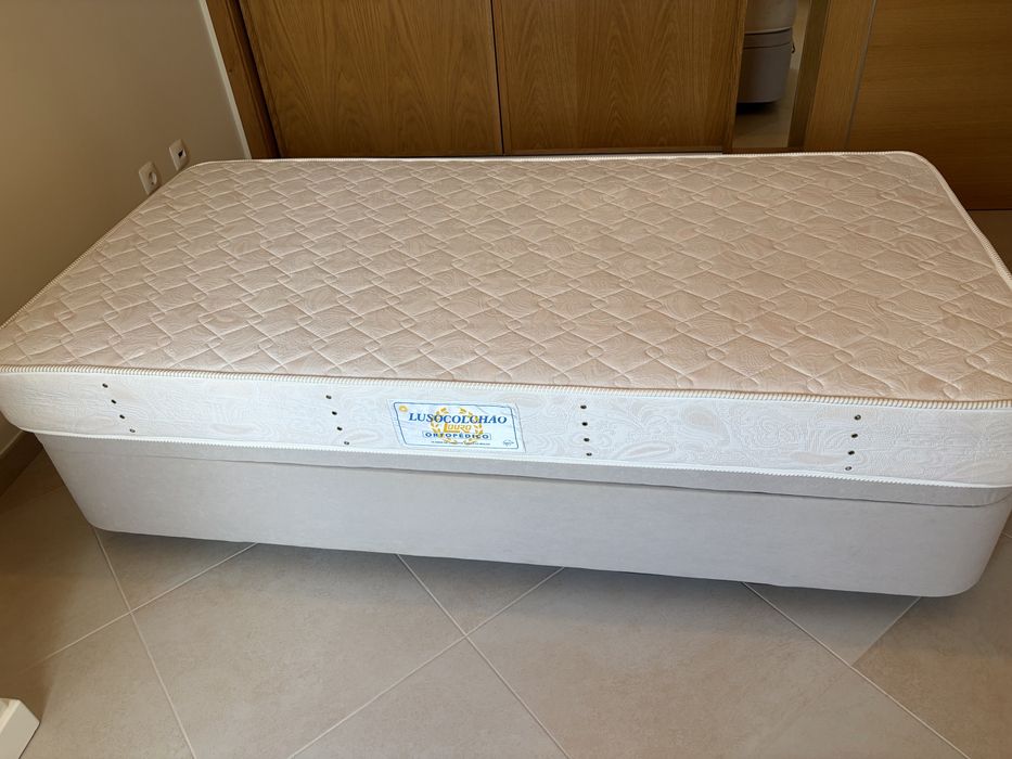 Cama individual com arrumação e colchão - sommier