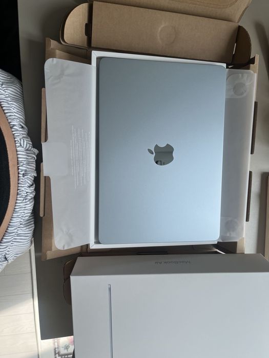 MacBook Air APPLE Azul Céu (13.6'' - Apple M4 10-Core - RAM: 16 GB - 256 GB SSD - 8-Core)
