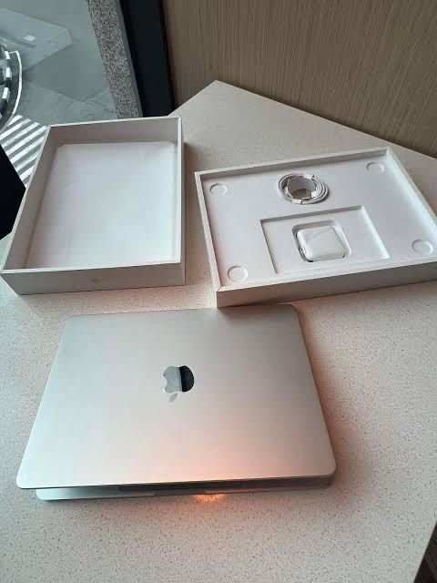 Apple Macbook air M2 8gb RAM