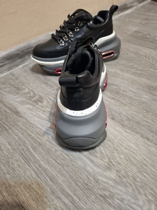 Кросівки.  шкіряні