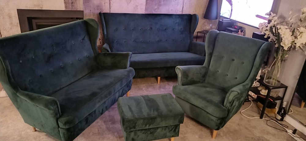 komplet mebli zieleń butelkowa, dwie sofy, fotel, pufa