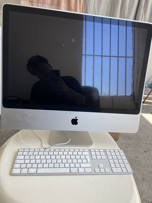 Mac cinzento com teclado e mouse