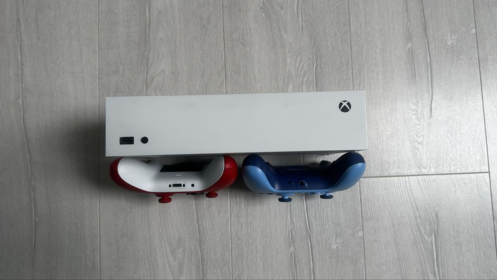 Xbox series s digital 512 GB + 2 pady z akumulatorami