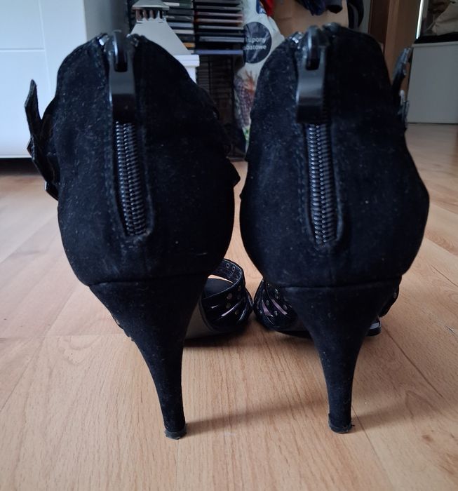 Sprzedam zamszowe szpilki rozmiar 41