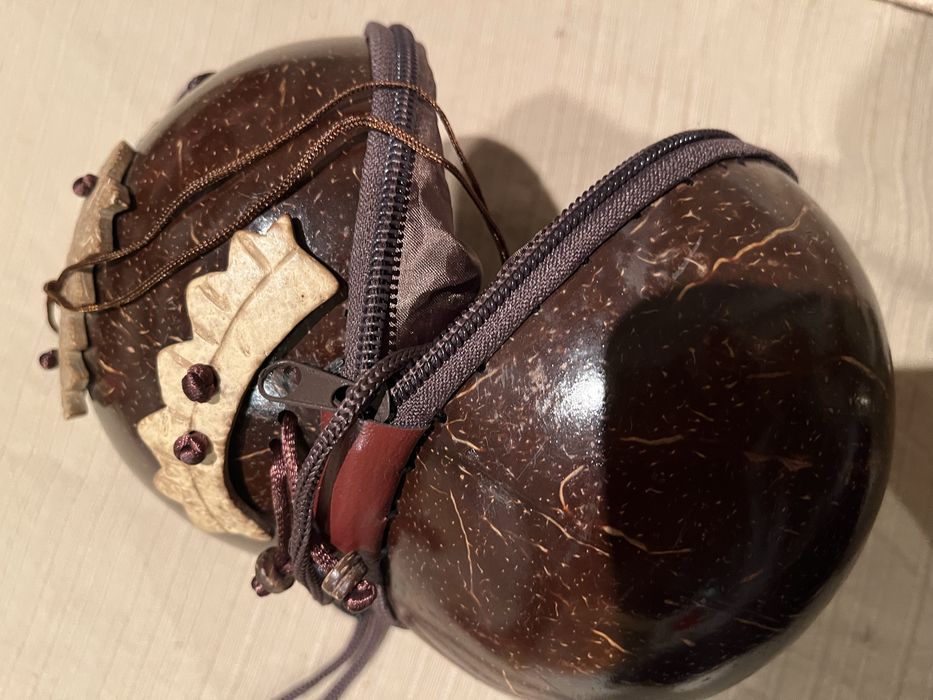 Mala africana feita de casca de coco