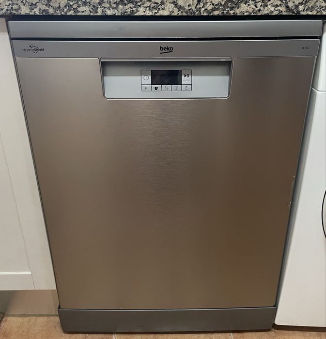 Máquina de Lavar Loiça BEKO BDFN15430X