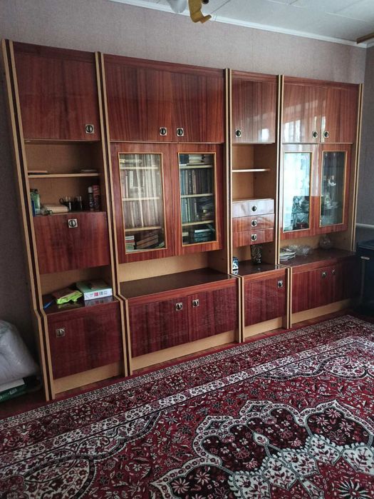 Стінка коричневого кольору